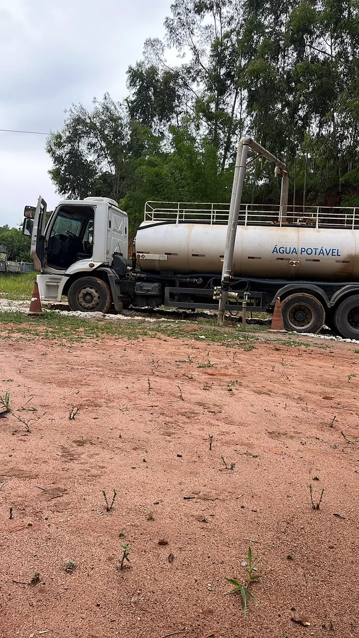 Caminhão-pipa Água Mac em operação de abastecimento