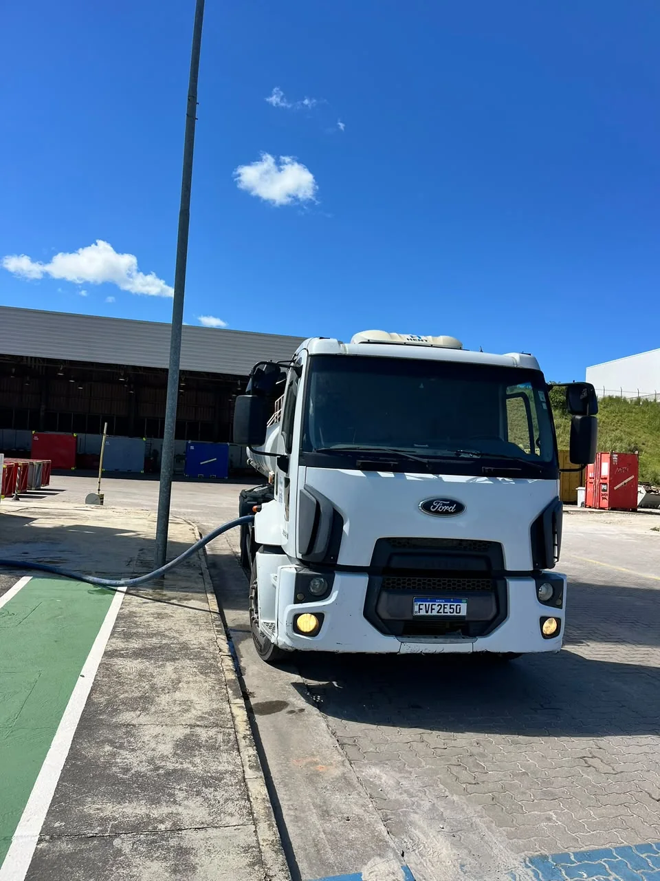 Caminhão Água Mac em atendimento industrial