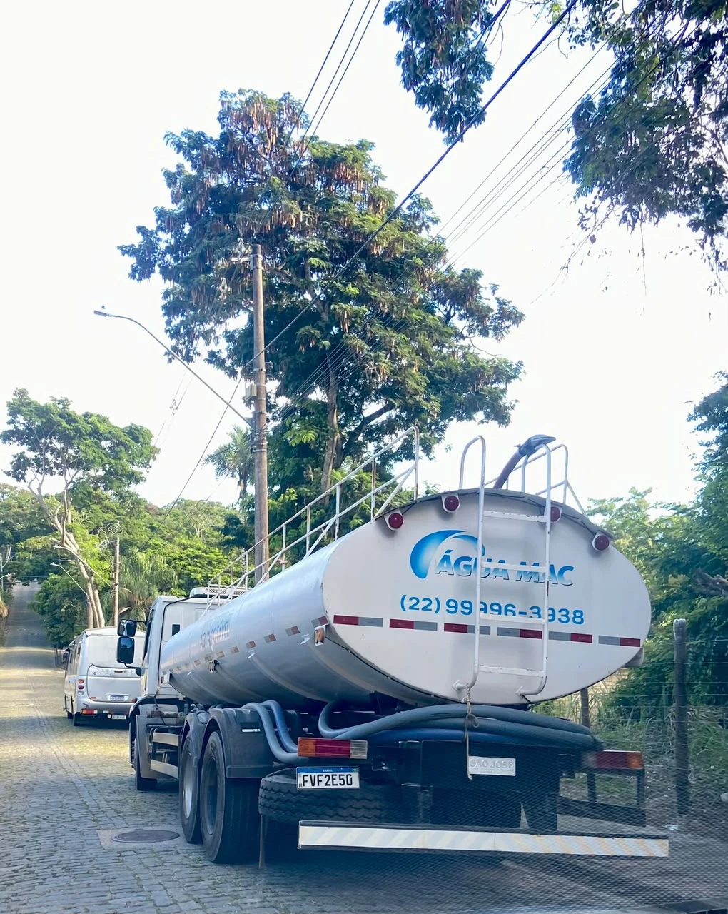 Caminhão-pipa Água Mac em atendimento em via urbana