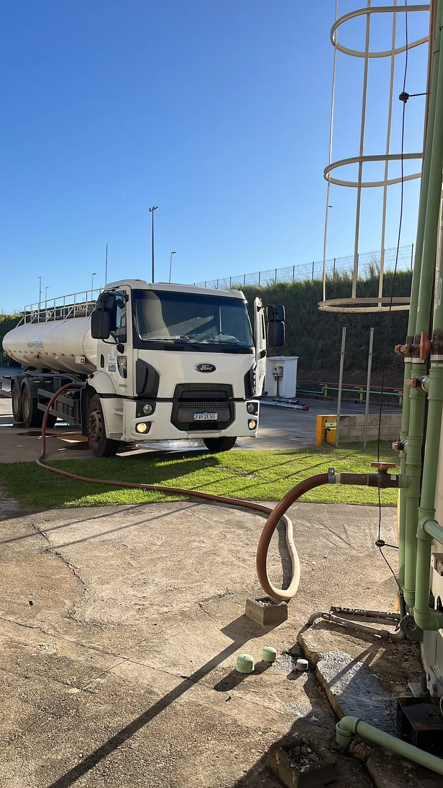 Caminhão Água Mac durante operação de abastecimento
