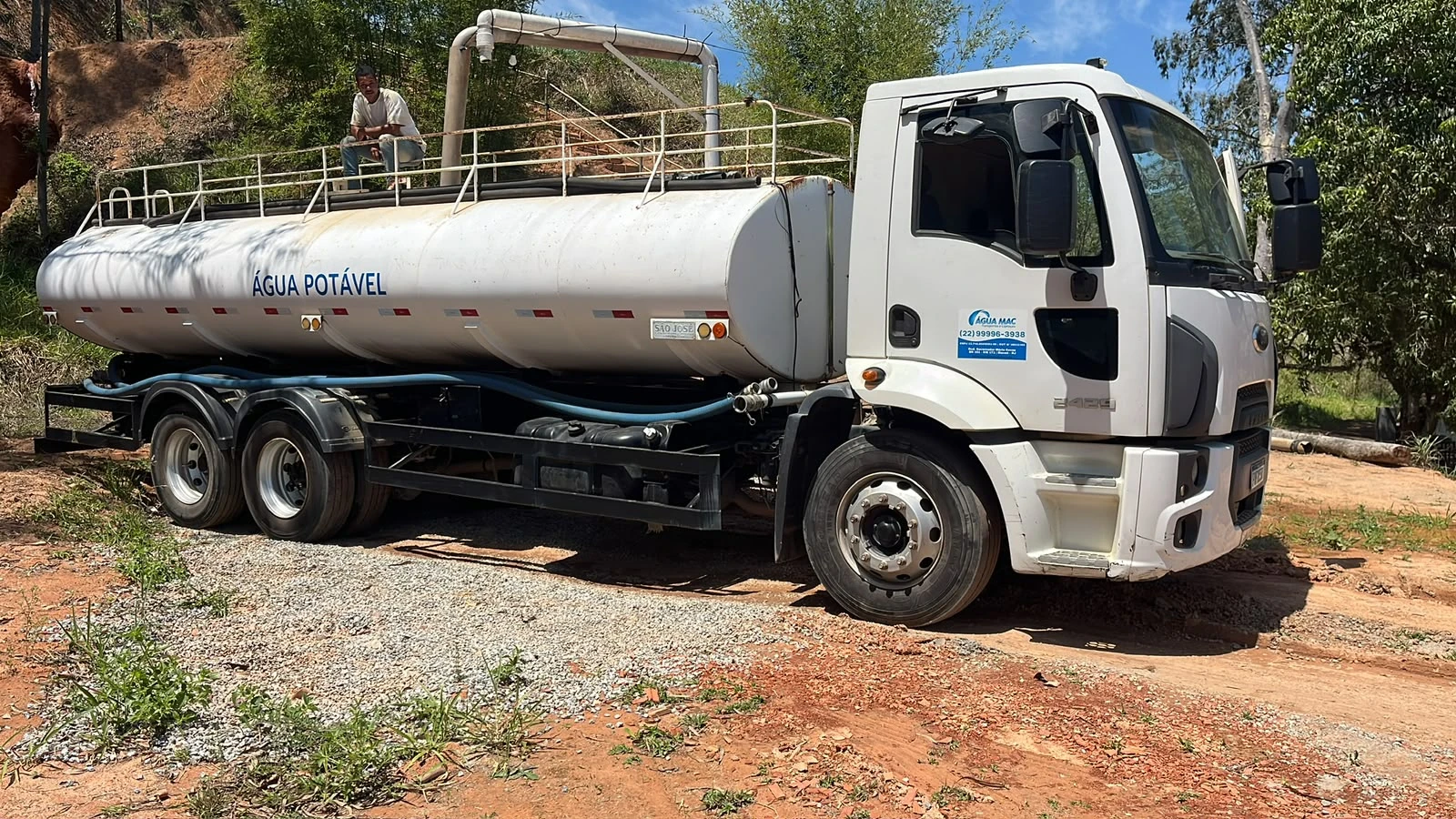 Caminhão-pipa Água Mac identificado para transporte de água potável