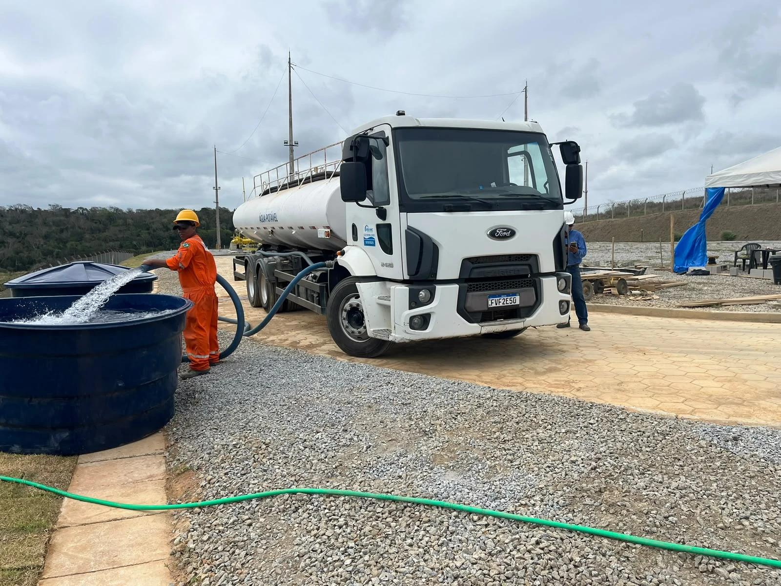 Água Mac abastecendo reservatório com caminhão-pipa
