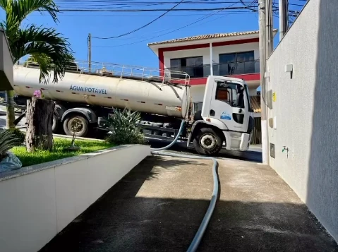 Caminhão Água Mac realizando atendimento residencial