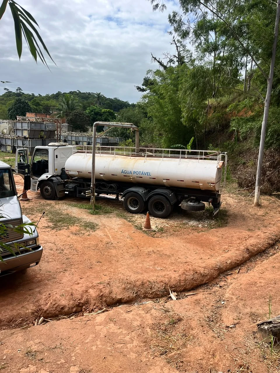 Caminhão-pipa Água Mac em ponto de captação e abastecimento