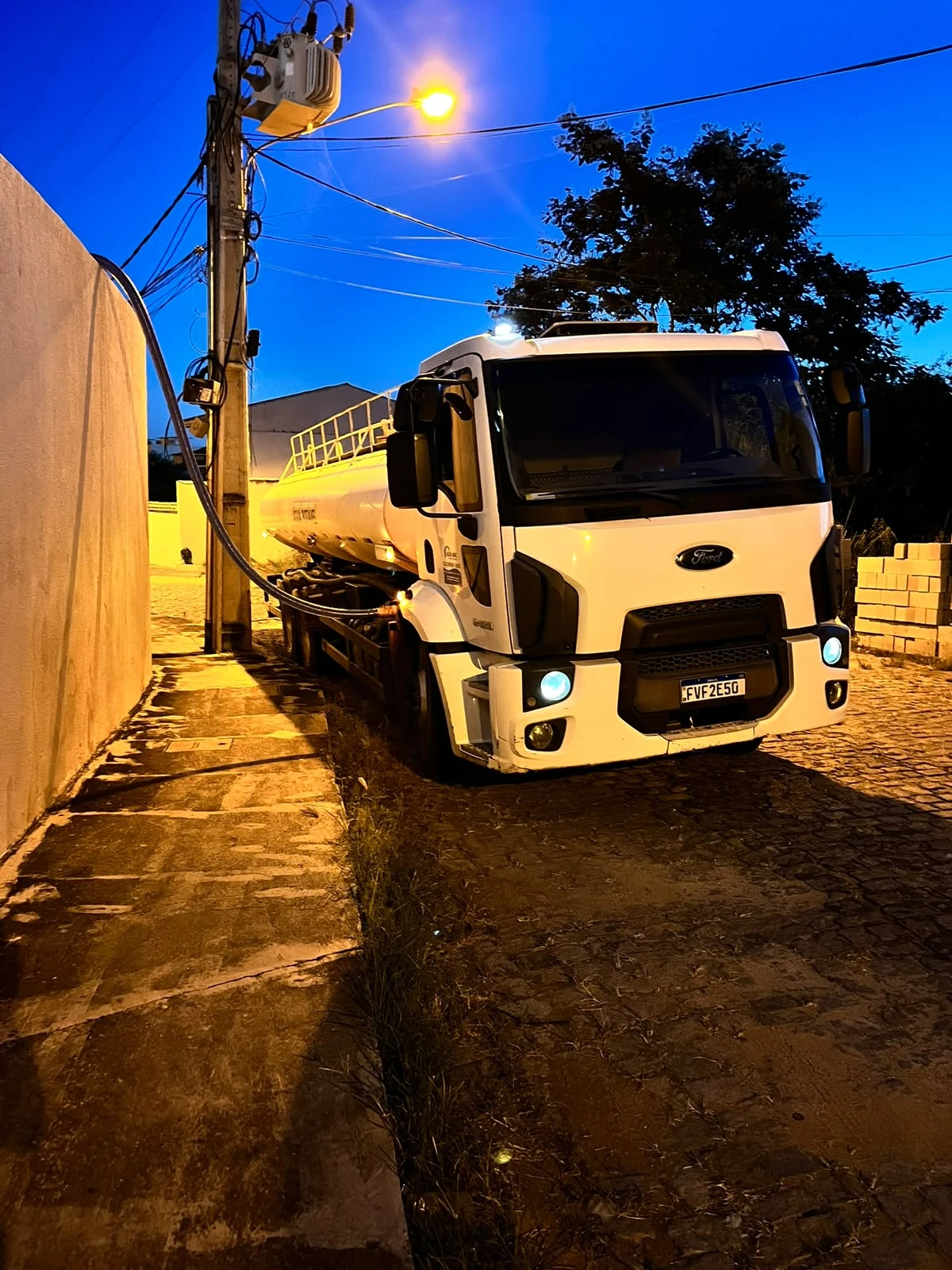 Caminhão Água Mac em atendimento noturno